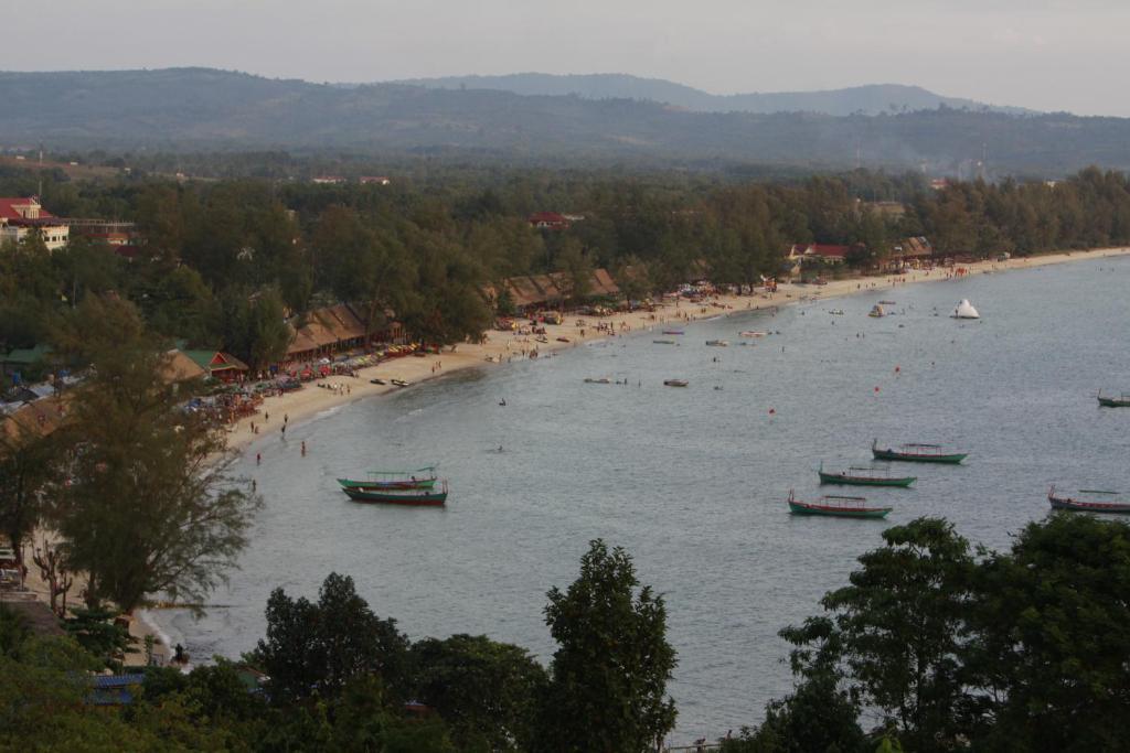 White Beach Hotel Sihanoukville Exterior photo